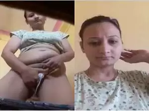 Today Exclusive- Desi Girl Showing Her Pussy and Changing pad