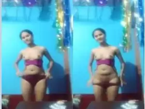 Today Exclusive- Desi Girl Showing Her Boobs and Pussy