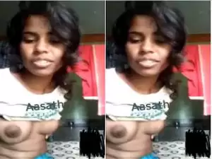 Today Exclusive- Desi Girl Showing Her Boobs