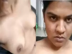 Today Exclusive- Desi Girl Showing Her Boobs