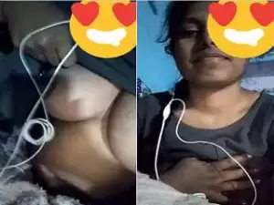 Today Exclusive- Desi Girl Showing Her Boobs On Video Call