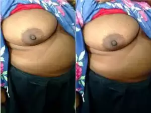 Today Exclusive- Desi Bhabhi shows Her Big Boobs