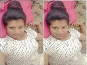 Today Exclusive-Sexy Desi Girl Showing Her Boobs