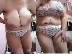 Today Exclusive- Indian Girl Showing Her Big Boobs