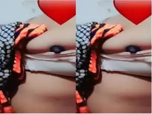Today Exclusive- Paki Girl Showing Her Boobs