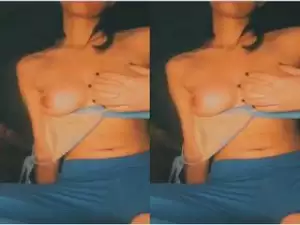 Today Exclusive- Sexy Desi girl Showing Her Boobs