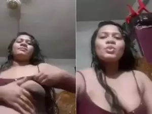 Today Exclusive- Desi Bhabhi Showing Her Big Boobs