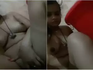Today Exclusive- Cute Desi Girl Record Her Bathing Video