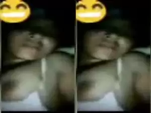 Today Exclusive- Desi Girl Showing Her Boobs