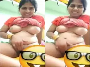 Today Exclusive- Sexy Desi Bhabhi Showing her Boobs and Pussy On Video Call