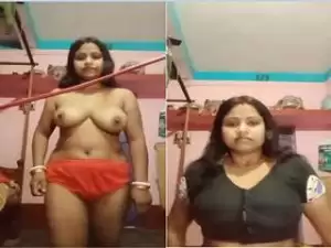 Today Exclusive –  Sexy Desi Boudi Showing her Boobs