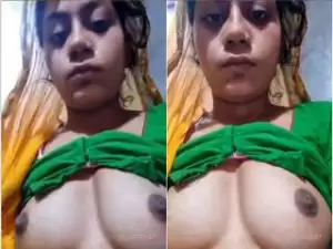 Today Exclusive – Desi Bhabhi Showing her Boobs On Live Show