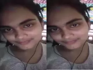 Today Exclusive – Desi Girl Showing Her Boobs