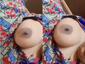 Today Exclusive – Desi Girl Showing Boob