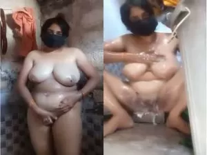 Today Exclusive – Sexy Desi Bhabhi Bathing and Masturbating