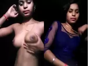 Today Exclusive – Desi Village Girl Showing Her Boobs