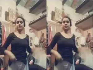 Today Exclusive-Cute Desi Girl Showing Her Pussy