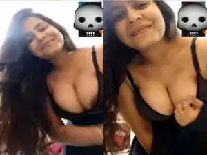 Today Exclusive- Sexy Desi Girl Showing Boob