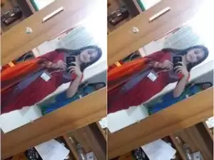 Today Exclusive – Cute Desi Girl Showing Boobs