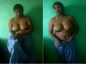 Today Exclusive – Desi Girl Showing Her Big Boobs