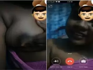 Today Exclusive – Cute Desi Girl Showing her Boobs