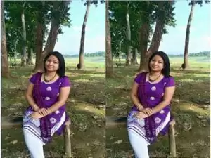 Today Exclusive –Desi PADMAJA BHABI Showing Her Boobs