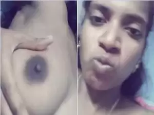 Today Exclusive – Desi Girl Showing her Boobs and Pussy