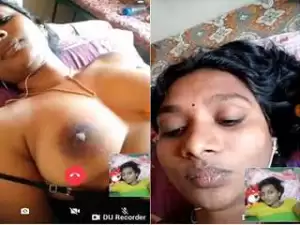Today Exclusive – Sexy Desi Girl Girl Showing Her Boobs and Pussy On Video Call