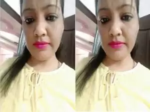 Today Exclusive –Sexy Desi Bhabhi Showing her Boobs On Video Call Part 2
