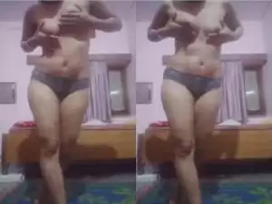 Today Exclusive –Desi Girl Showing Her Boobs