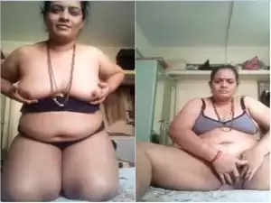 Today Exclusive – Horny Desi Bhabhi Boobs Sucking and Fingering
