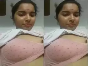 Today Exclusive- Mallu Bhabhi Showing Her Boobs