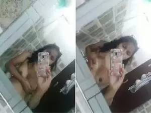 Today Exclusive- Cute Desi Girl Showing Her Boobs