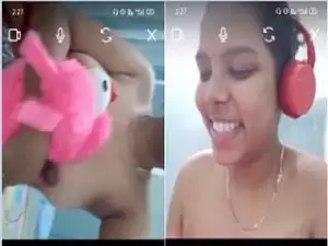 Today Exclusive- Cute Desi girl Showing Her Boobs