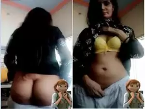Today Exclusive- Paki Girl Showing Her ass and Pussy