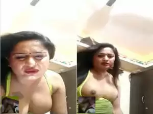 Today Exclusive- Sexy Desi Bhabhi Showing Boobs To Lover On Video Call