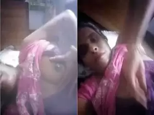 Today Exclusive- Desi Bhabhi Showing Her Boobs