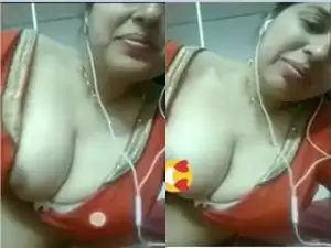 Today Exclusive-Desi Bhabhi Showing Her Boobs