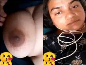 Today Exclusive- Sexy Desi Bhabhi Showing her Boobs On Video call