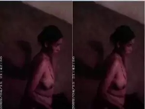 Today Exclusive- Mature Bhabhi Bathing