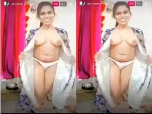 Today Exclusive- Sexy Desi Girl Showing Her Boobs
