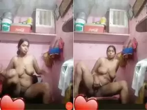 Today Exclusive- Desi Bhabhi Showing Her Nude Body on Video Call