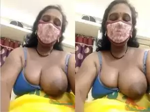 Today Exclusive- Desi Bhabhi Showing Her Boobs