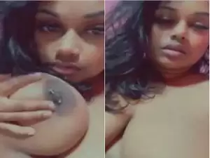 Today Exclusive- Sexy Girl Play With Her Big Boobs