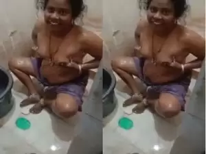 Today Exclusive- Desi Bhabhi Bathing