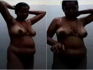 Today Exclusive- Desi Mallu Bhabhi Bathing