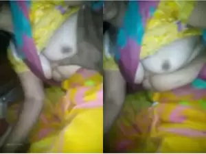 Today Exclusive- Desi Bhabhi Showing her Boobs