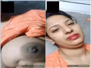 Today Exclusive- Sexy Desi Girl Showing her Boobs
