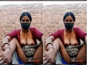 Today Exclusive- Desi Bhabhi Showing her Boobs