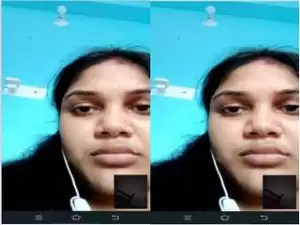 Today Exclusive- Sexy Desi Boudi Showing Her Boobs On Video Call